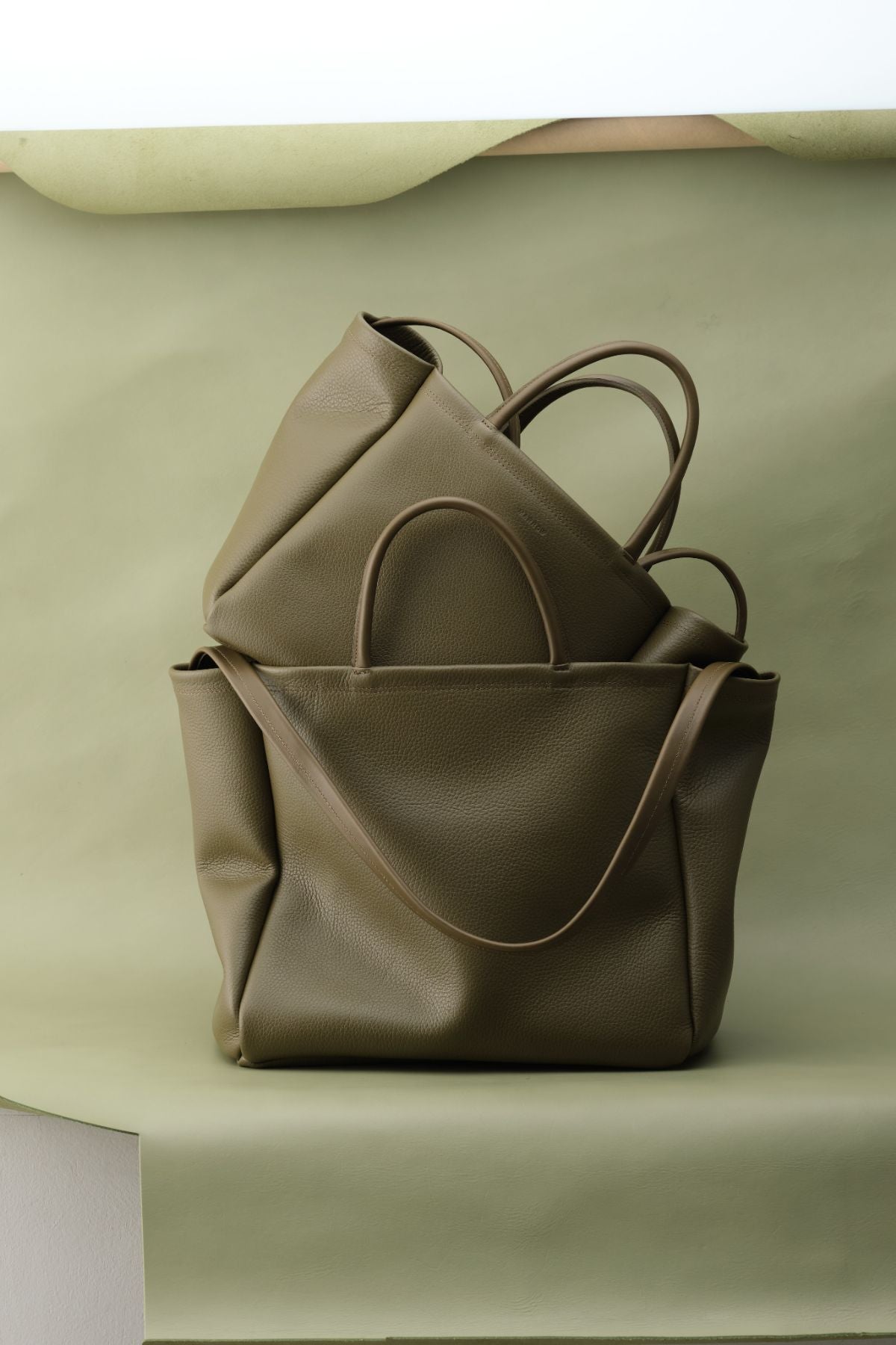 HANDLE TOTE MEDIUM(2026年2月上旬販売開始)